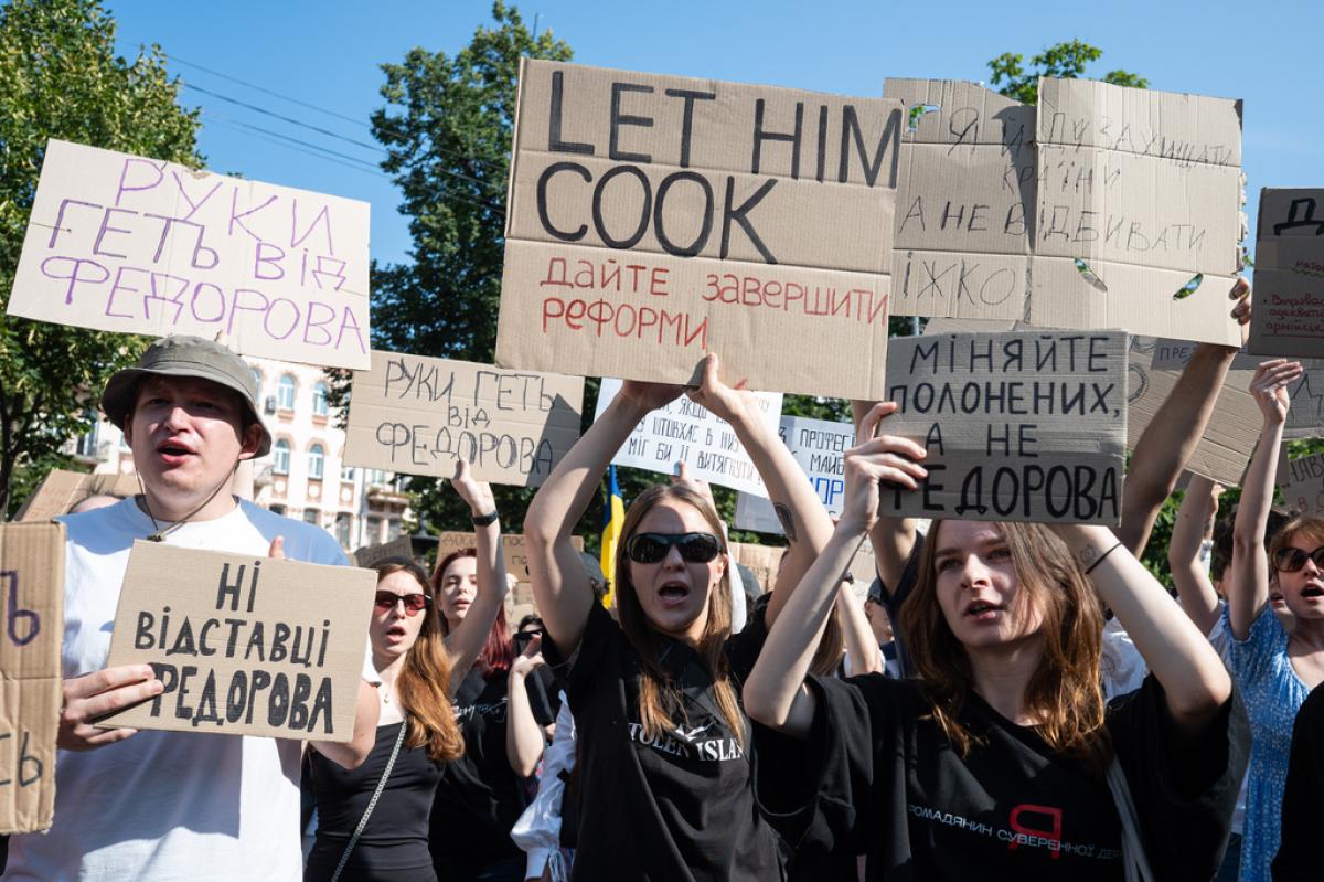 Ukraine : le départ du très populaire ministre de la Défense déclenche une vague de manifestations contre Zelensk