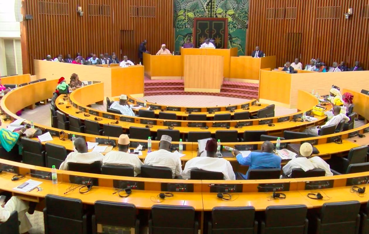 Sénégal : Sonko relance le débat sur les pouvoirs présidentiels, la session parlementaire ravive les tensions avec Diomaye Faye