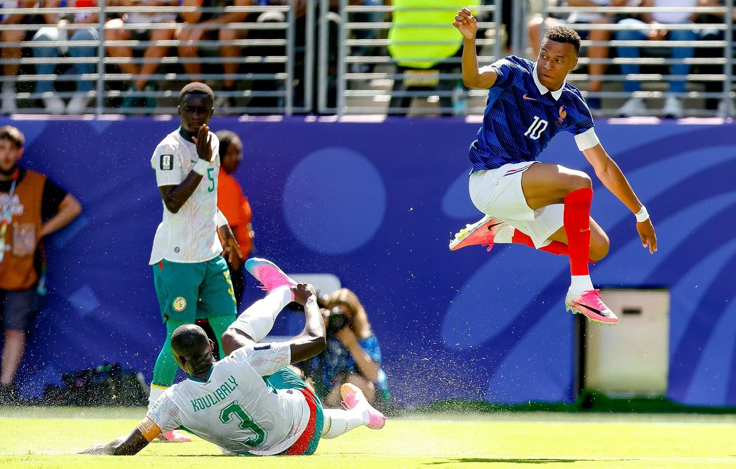 Mondial 2026 : la France renverse le Sénégal (3-1) grâce à un doublé record de Mbappé